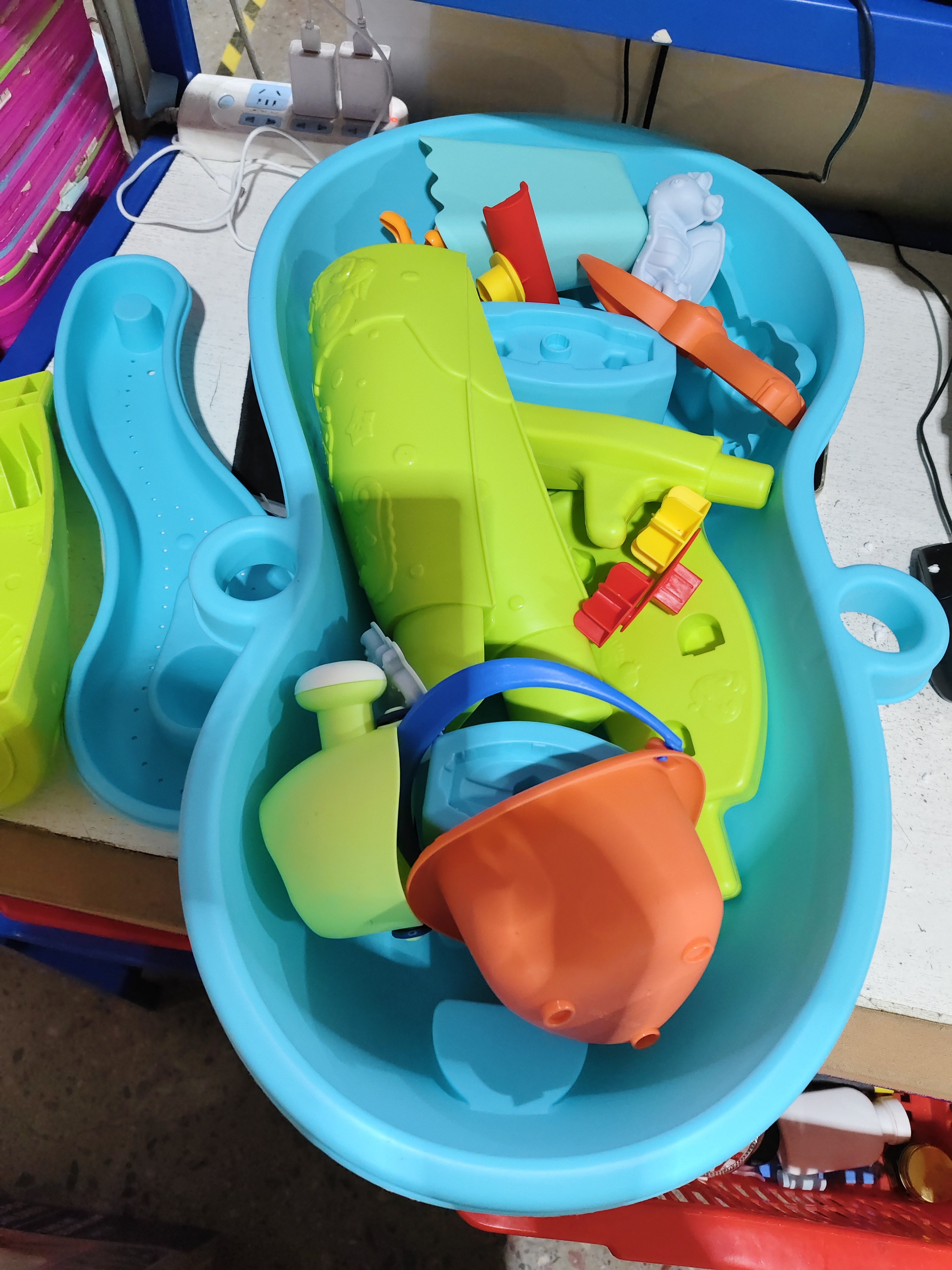 Kinder-Strandtisch – Vierlagiges Pool- und Gartenspielzeug-Set