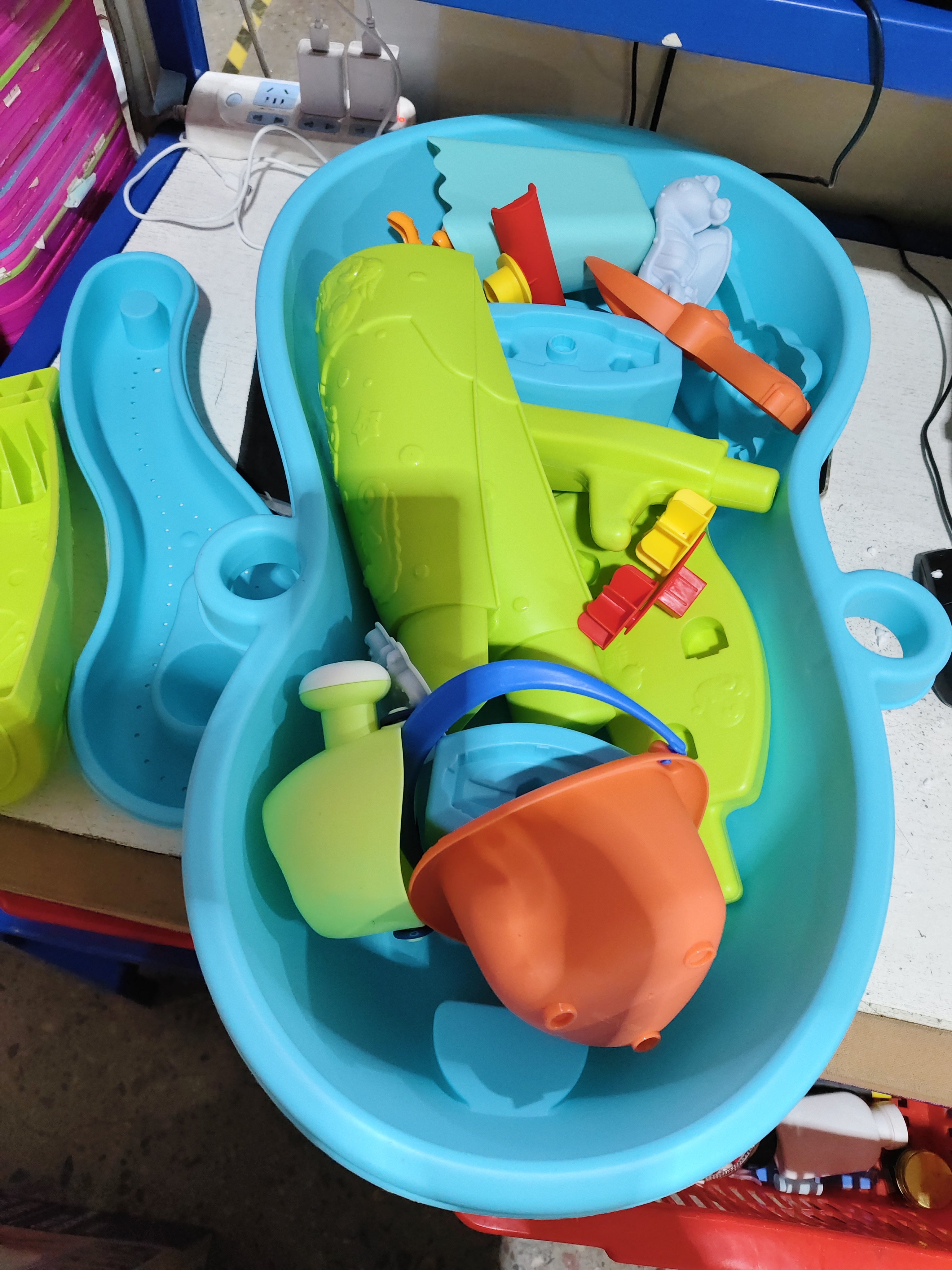 Kinder-Strandtisch – Vierlagiges Pool- und Gartenspielzeug-Set